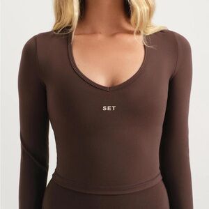 NWT SET ACTIVE LUX V LONG SLEEVE